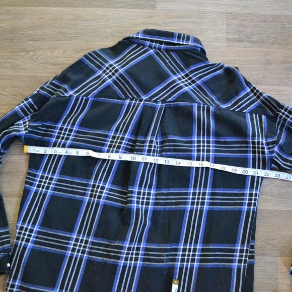Kensie Oversized Frayed Stud Button Plaid Blue Black Flannel Size Small - Picture 3 of 5